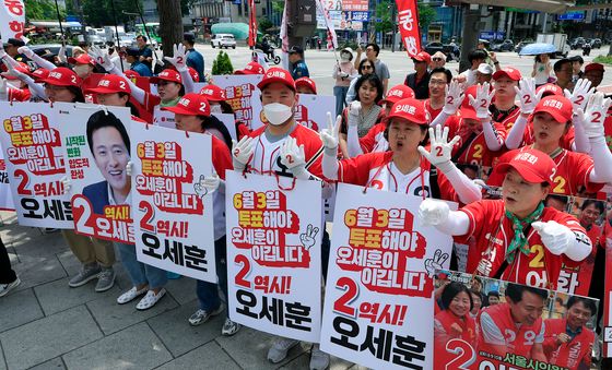 오세훈 연호하는 선거운동원들
