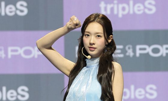 포즈 취하는 김수민