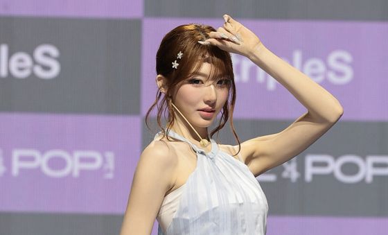 포즈 취하는 트리플에스 신위