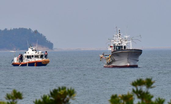수중 방파제에 좌초된 어선