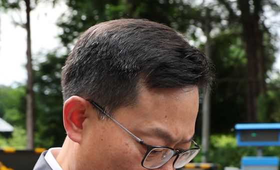 굳은 표정 보이는 손재일 대표