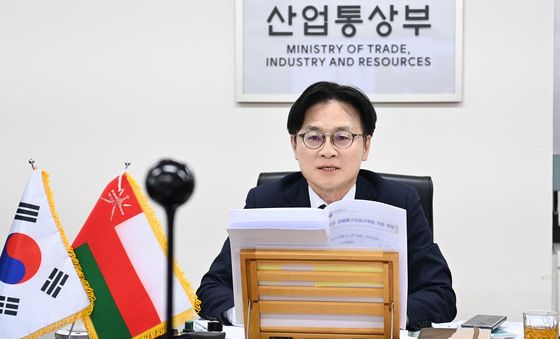 오만 경제특구자유구역청 의장과 화상 면담하는 김정관 장관