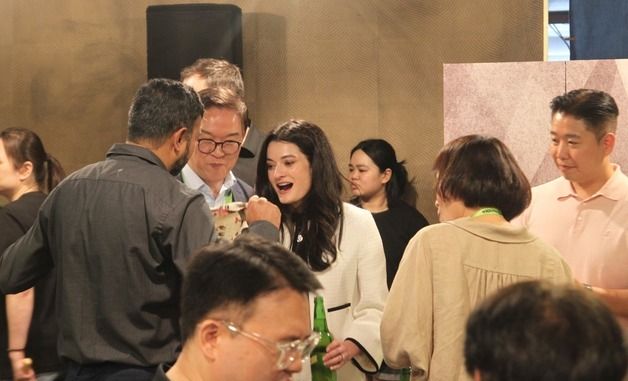 한국 기업인들과 식사하는 매디슨 황