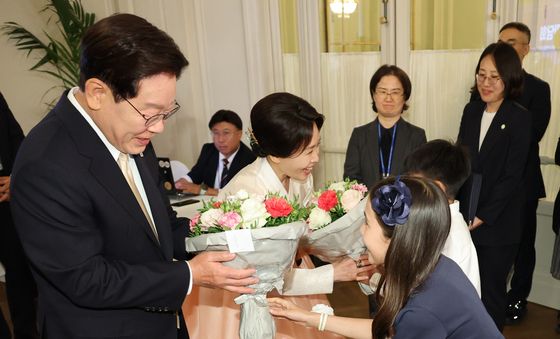 꽃다발 전달 받는 이재명 대통령·김혜경 여사
