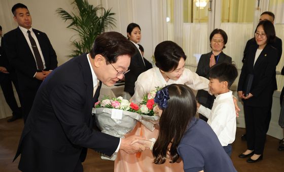 화동들과 인사 나누는 이재명 대통령·김혜경 여사