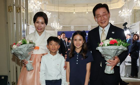 화동들과 기념촬영 하는 이재명 대통령·김혜경 여사