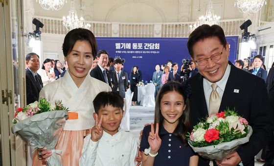 이재명 대통령·김혜경 여사 '화동들과 함께'