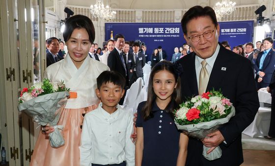 기념촬영 하는 이재명 대통령·김혜경 여사
