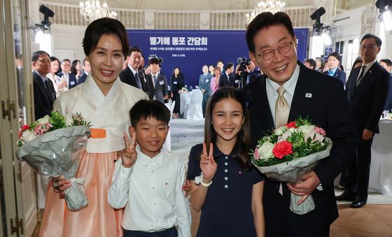 이재명 대통령·김혜경 여사, 화동들과 함께 기념촬영