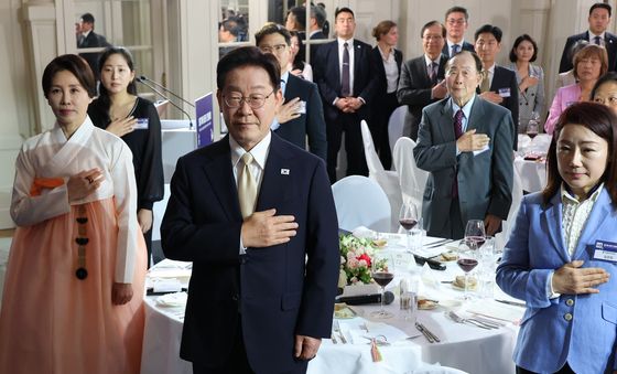 국민의례 하는 이재명 대통령·김혜경 여사