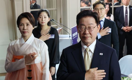 국민의례 하는 이재명 대통령·김혜경 여사