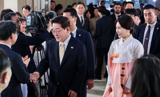 동포 간담회 입장하는 이재명 대통령·김혜경 여사
