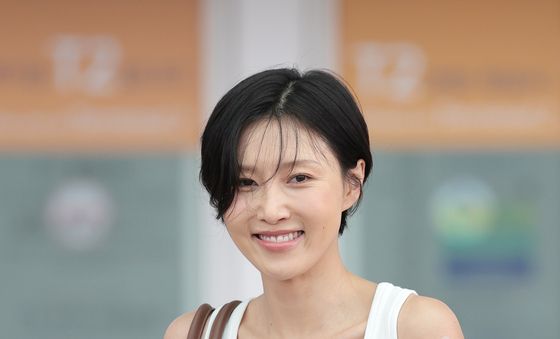 '젠슨 황 PICK' 화사, K하트와 함께 출국