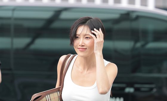 화사, 공항 패션 포인트는 골반 걸친 청바지