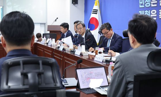 중동전쟁 경제대응특위 주재하는 유동수 위원장
