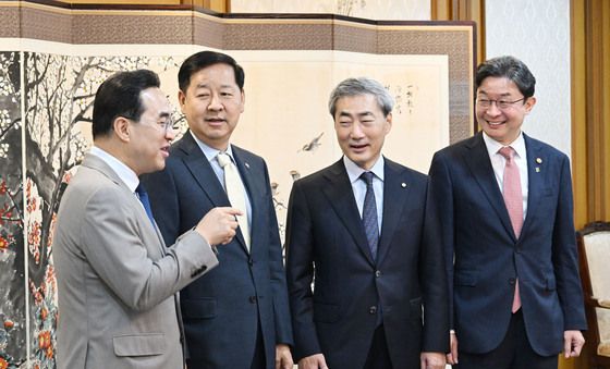 한 자리에 모여 대화 나누는 경제 수장들
