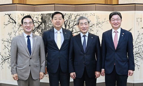 확대 거시재정금융간담회 기념촬영