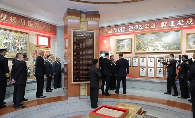 우의탑 내부 둘러보는 시진핑-김정은