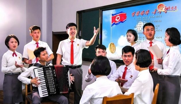 국기에 대한 노래 부르는 평양의학대학