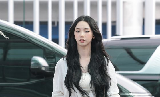 '대한민국 대표 미녀' 카리나, 월드컵 응원위해 출국