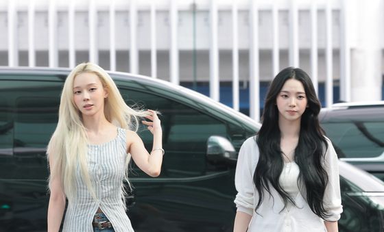 윈터·카리나, 월드컵 응원 위해 출국