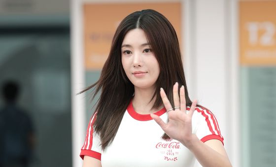 월드컵 응원 위해 출국하는 권은비