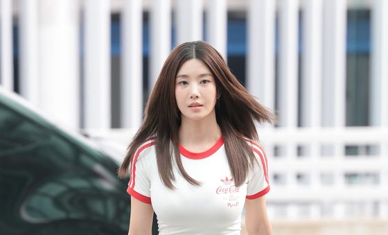 권은비, 출국