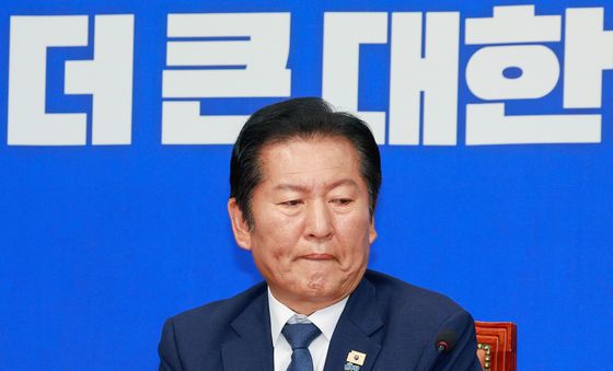 생각에 잠긴 정청래 대표