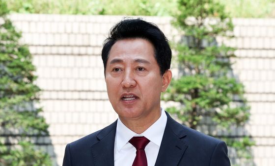 취재진 앞에 선 오세훈 시장