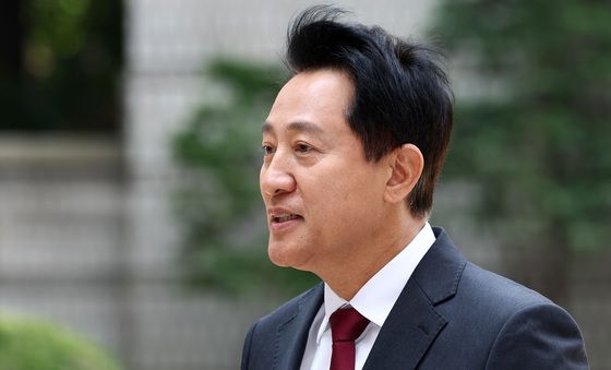 법원 출석하며 취재진 질문에 답변하는 오세훈 시장