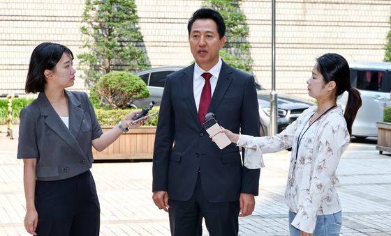법원 출석하며 입장 밝히는 오세훈 시장