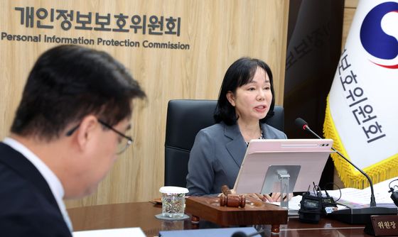 전체회의 주재하는 송경희 위원장