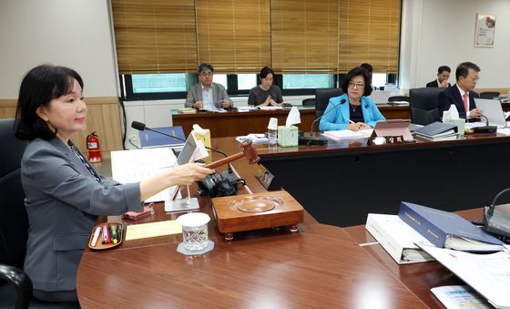 의사봉두드리는 송경희 위원장
