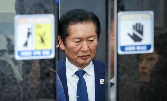 생각에 잠긴 정청래 대표