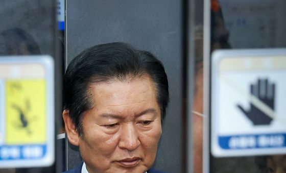 생각에 잠긴 정청래 대표