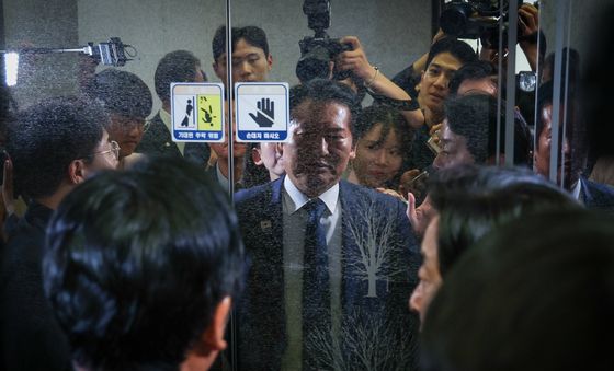 취재진에 둘러싸인 정청래 대표