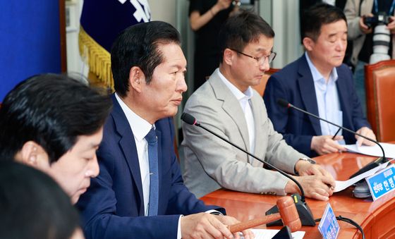 의사봉 두드리는 정청래 대표