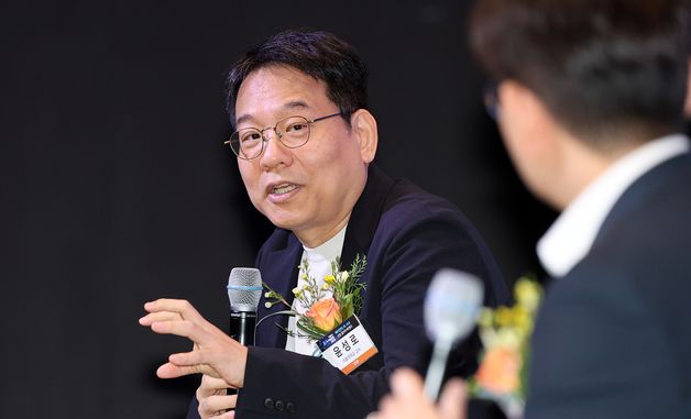 특별대담에서 발언하는 윤성로 서울대 교수
