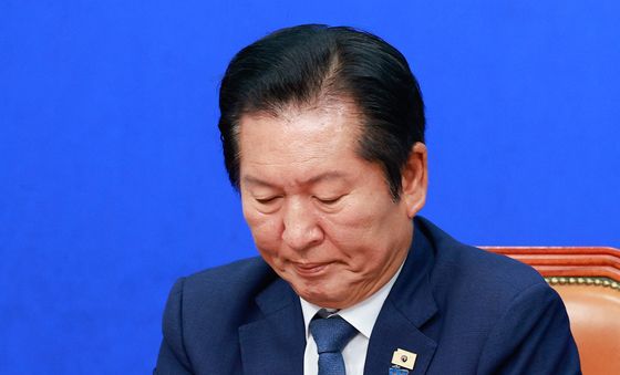 생각에 잠긴 정청래 대표