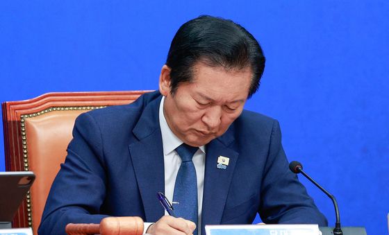 메모하는 정청래 대표