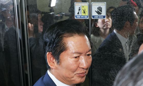 질문 듣는 정청래 대표