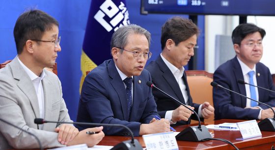 발언하는 송기헌 단장