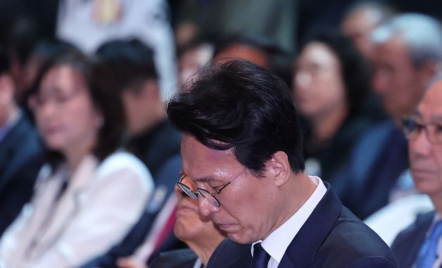 눈물 참는 김민석 총리