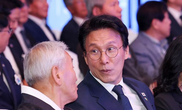 이재오 이사장과 대화하는 김민석 총리