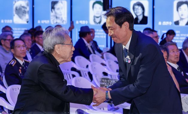 참석자와 인사하는 우상호 강원도지사 당선인