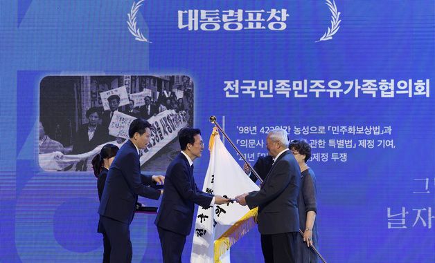 대통령 표창 수여하는 김민석 총리