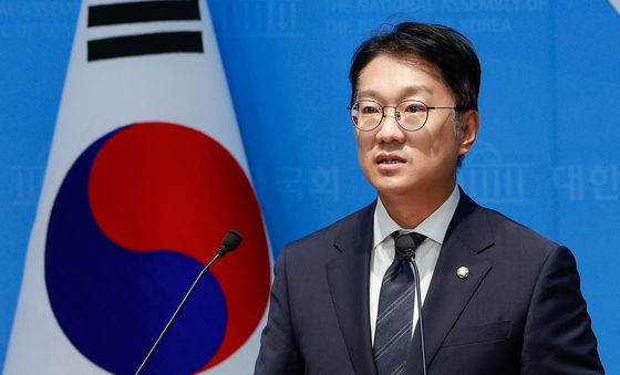 기자회견 소개하는 김남준 의원