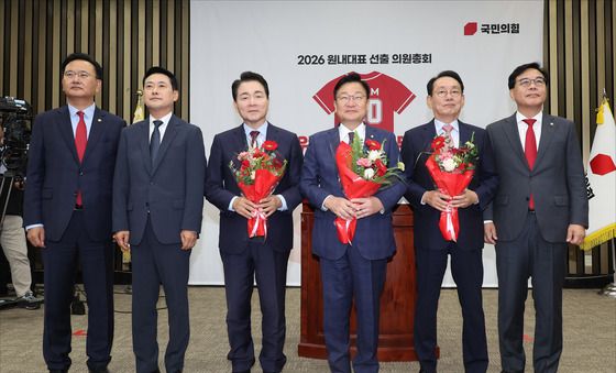 기념촬영하는 정점식 국민의힘 신임 원내대표