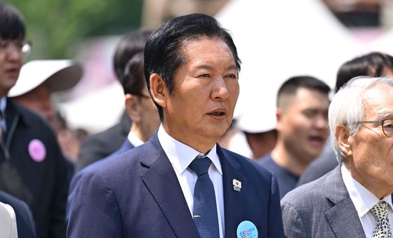 애국가 부르는 정청래 대표