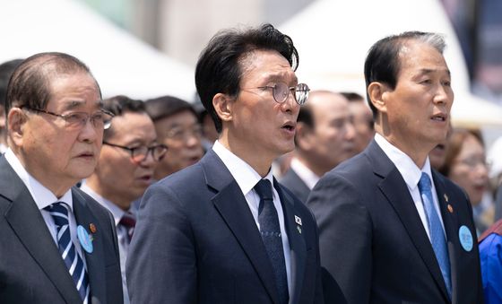 애국가 부르는 김민석 총리